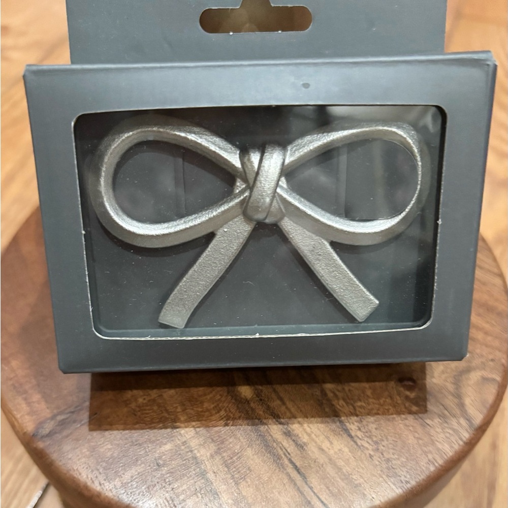 Le Creuset or Staub Silver Metal Bow Knob - Picture 2 of 3